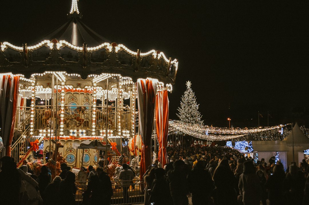 Escapada barata para el puente festivo Maletas de viaje y decoración invernal en una escapada europea