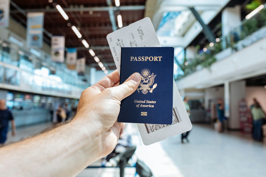 Chollos de Viajes de Última Hora Vuelo mas Hotel Maletas listas y billetes de embarque para escapada barata