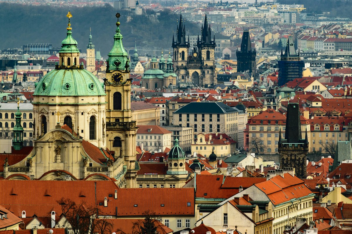 Circuito Ciudades Imperiales Praga Viena Budapest Puente de Carlos y torres medievales sobre el río Moldava en Praga