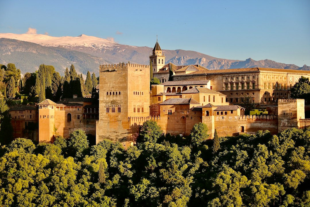 Circuitos Baratos por Andalucía: Sevilla, Córdoba, Granada y Pueblos Blancos (2026)