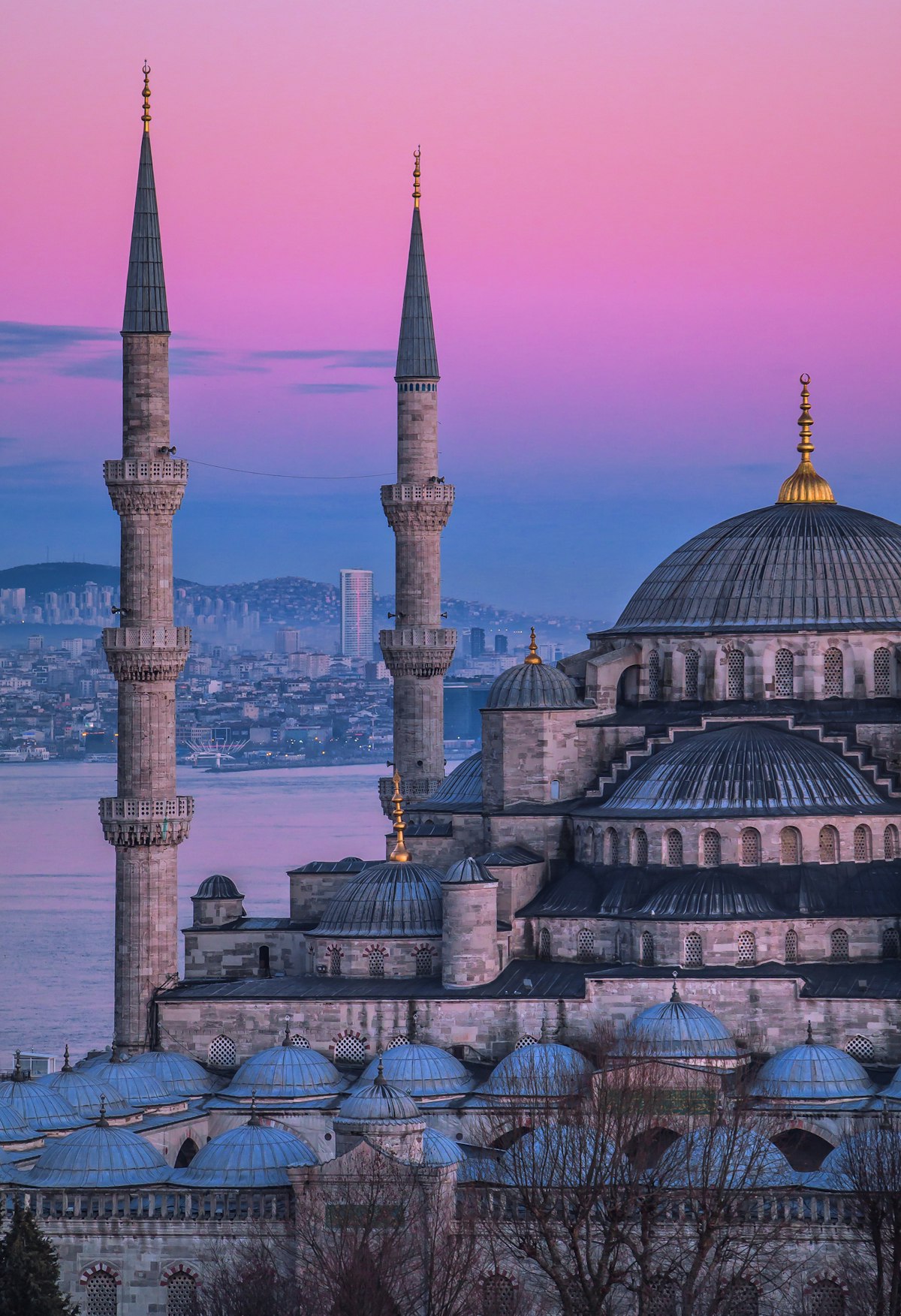 Estambul la joya milenaria entre dos continentes Mezquita de Santa Sofía en Estambul con su gran cúpula y minaretes