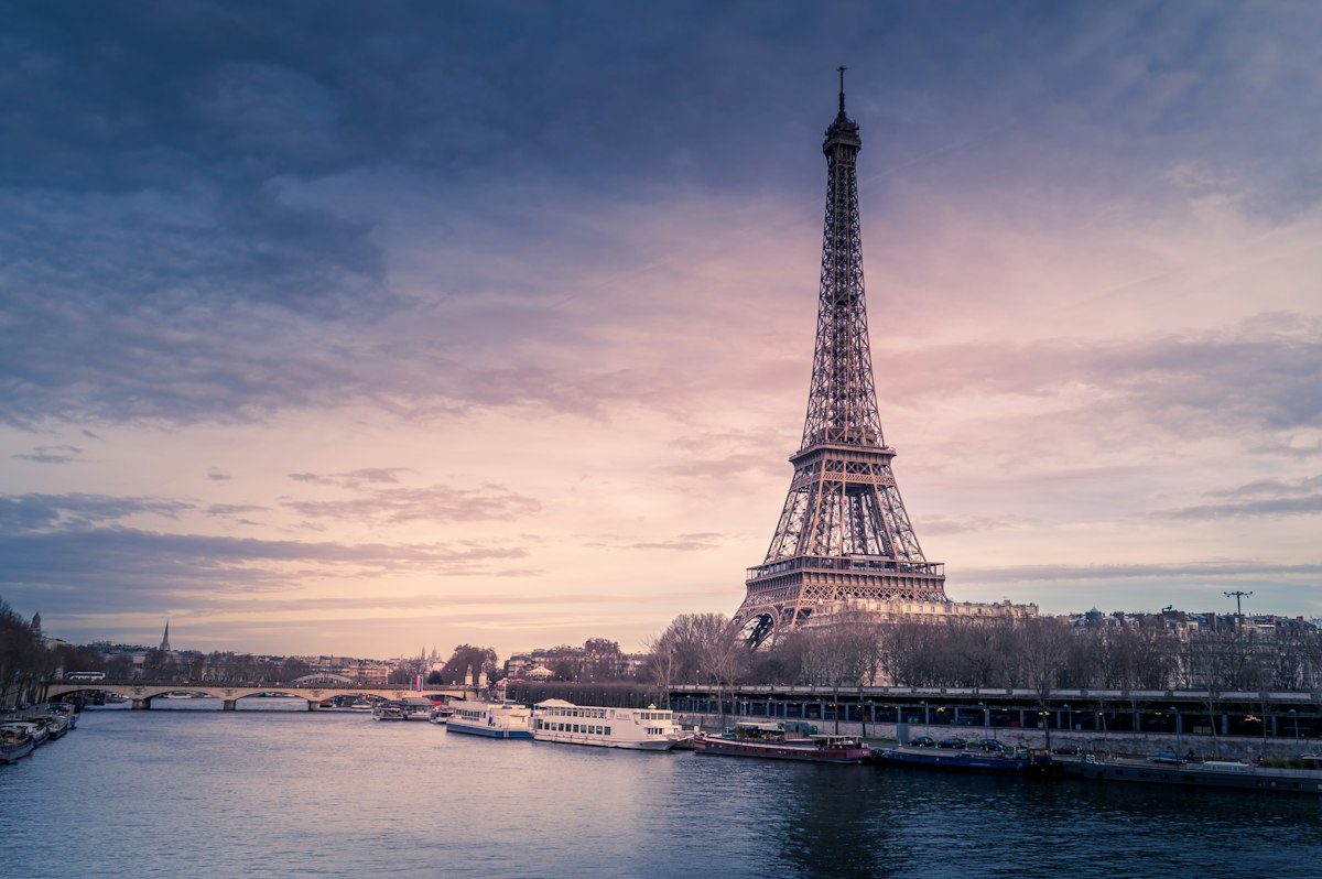Circuitos a París y los Castillos del Loira Torre Eiffel de París elevándose sobre el río Sena y la arquitectura parisina