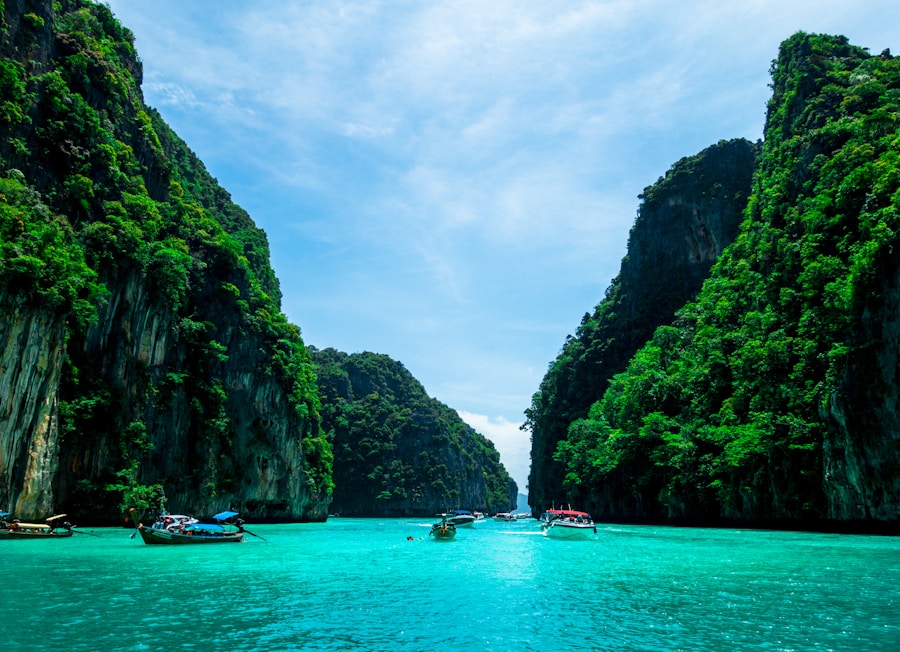 Playas de aguas turquesas y barcas tradicionales en Phuket