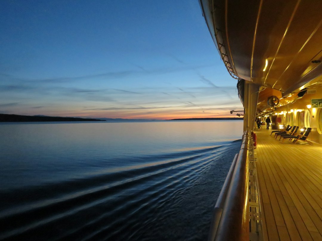 Cena de gala de Fin de Año a bordo Celebración de gala con copas de champán a bordo de un crucero de lujo
