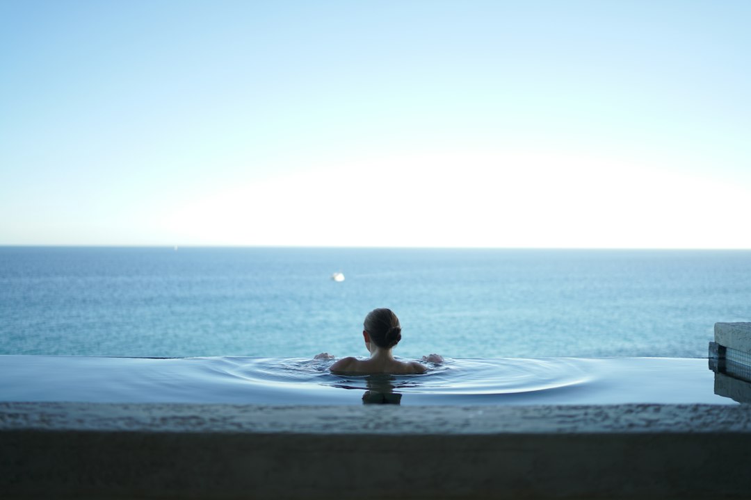 Piscina termal climatizada y zona de relax en hotel con spa