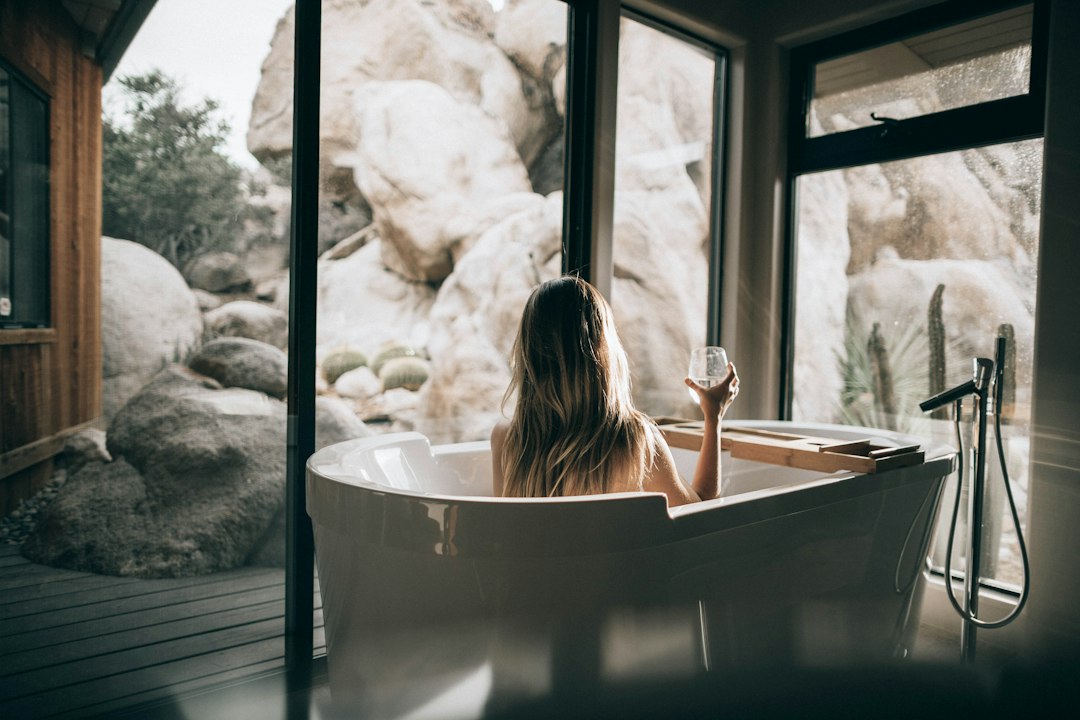 Habitación acogedora de hotel romántico con vistas a la naturaleza