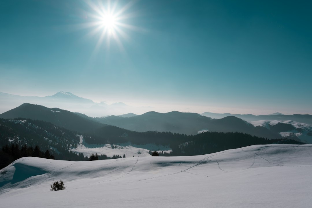 Viajes Baratos en Reyes y Enero 2027 Paisaje de invierno contrastando cumbres nevadas y costa soleada