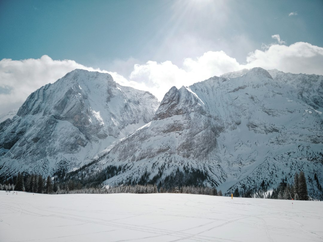 Escapada a la nieve en enero Estación de esquí y telesilla en cumbres nevadas
