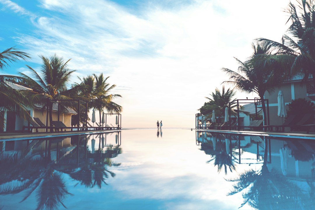 Viajes Baratos Todo Incluido Noviembre y Diciembre Piscina de resort de lujo con palmeras en régimen todo incluido