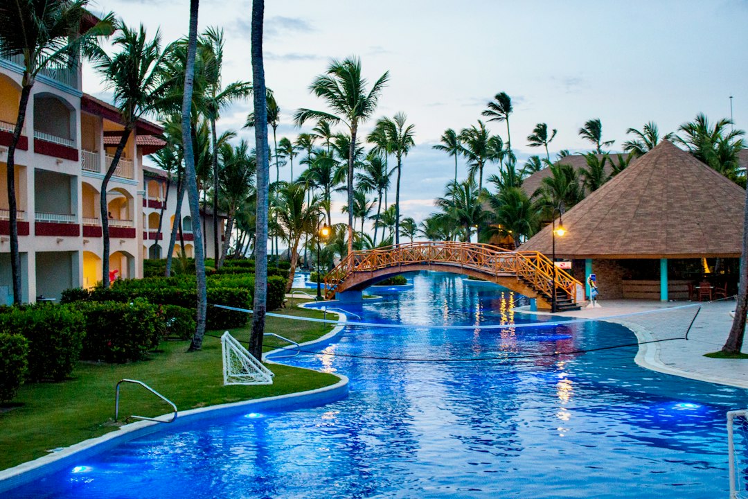 Playa paradisíaca en resort con todo incluido Hamacas y palmeras frente al mar en resort todo incluido