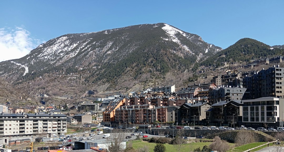 Viajes de Esquí Baratos Hotel y Forfait Pistas de esquí nevadas en alta montaña