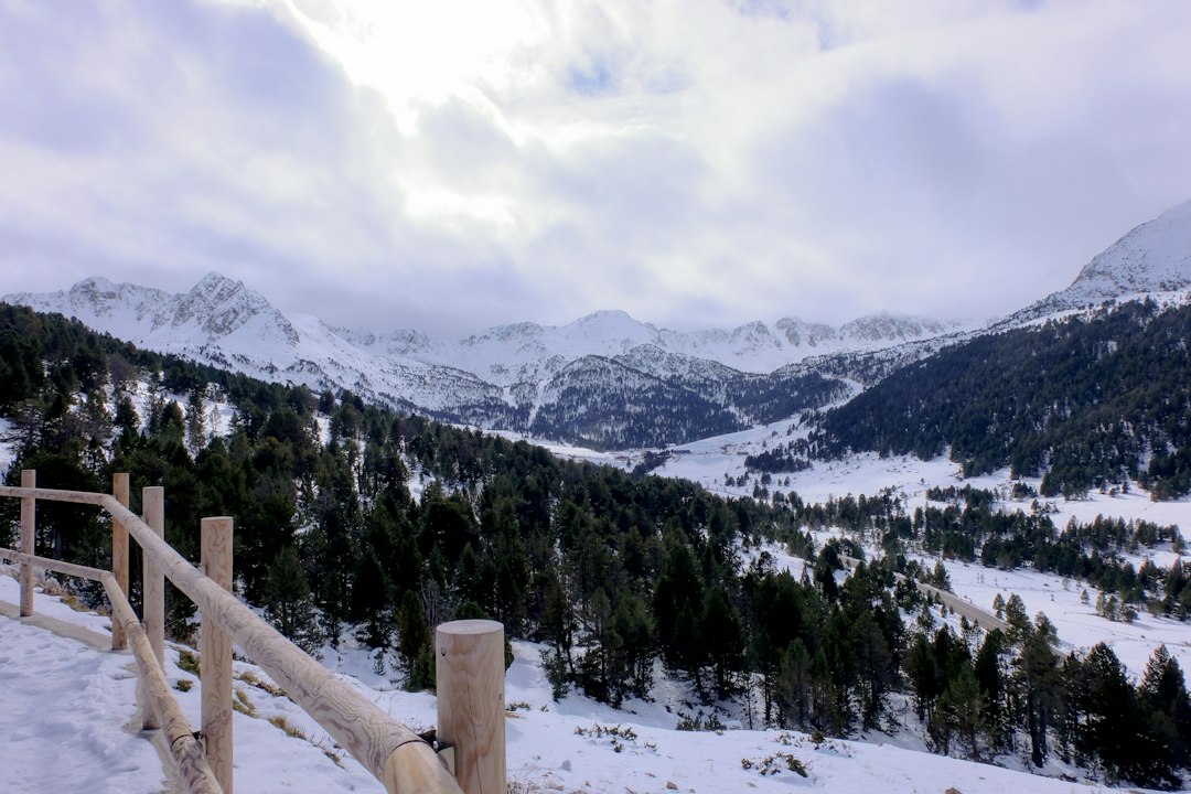 Estación de esquí en los Pirineos Pueblo de montaña y estación de esquí nevada