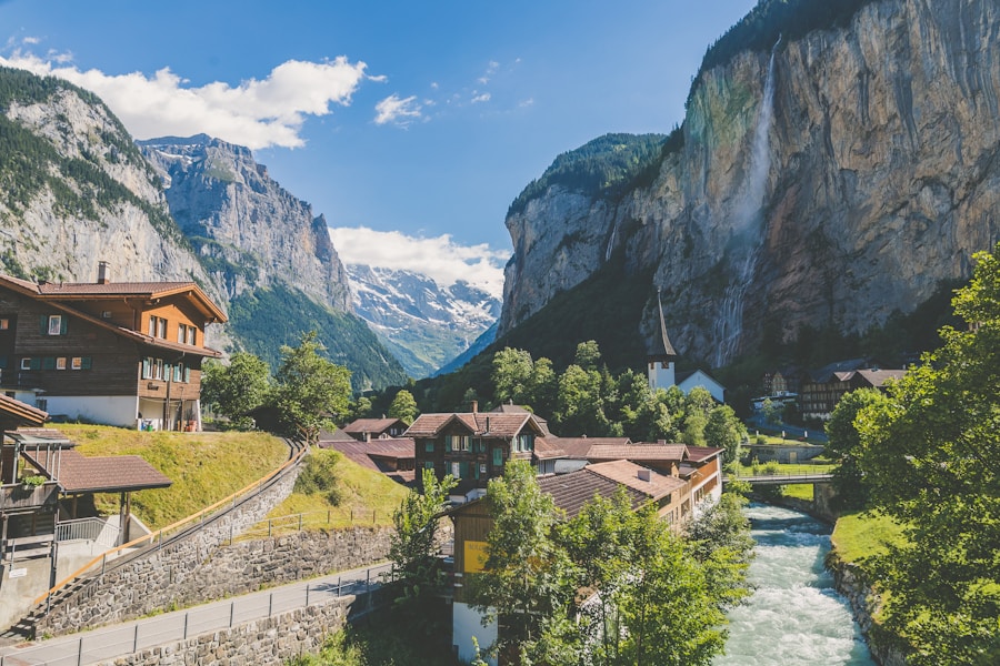 Viajes en Tren por Suiza y los Alpes Tren panorámico suizo cruzando viaductos alpinos