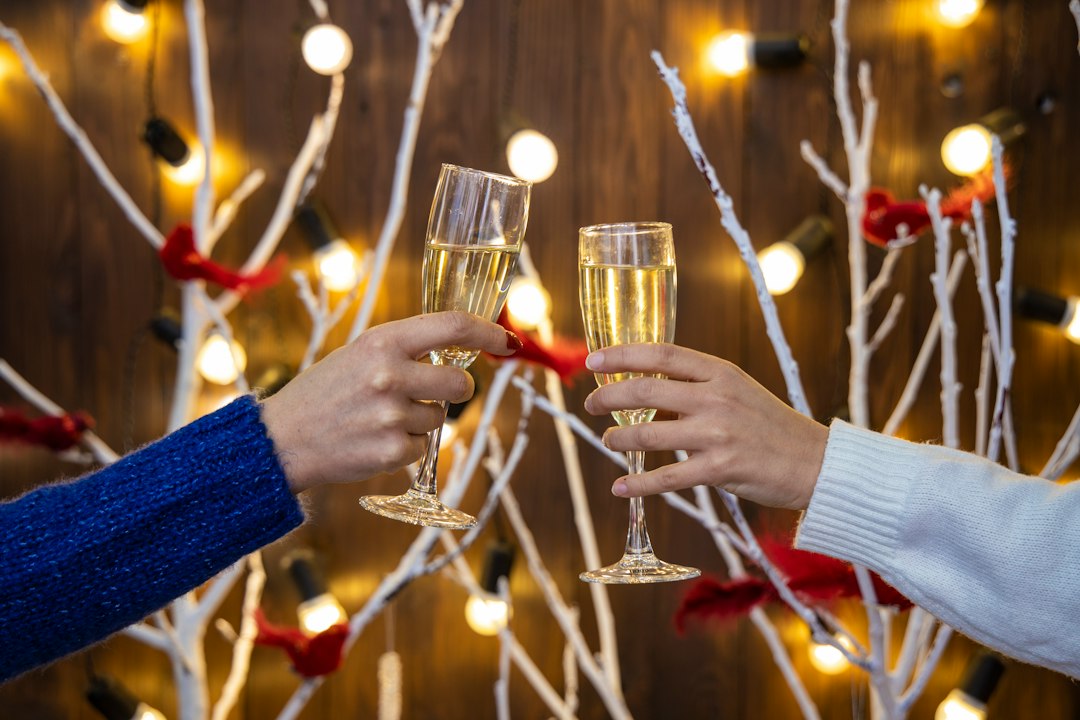 Viajes para Singles en Fin de Año y Nochevieja Grupo de solteros y amigos brindando con champán en fiesta de Nochevieja