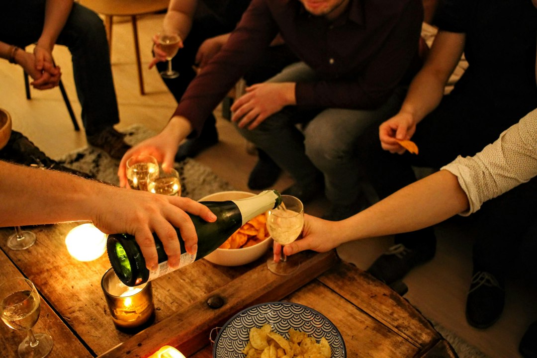 Cena de gala de Fin de Año para singles Mesa de cena de gala festiva de Fin de Año con ambiente de celebración