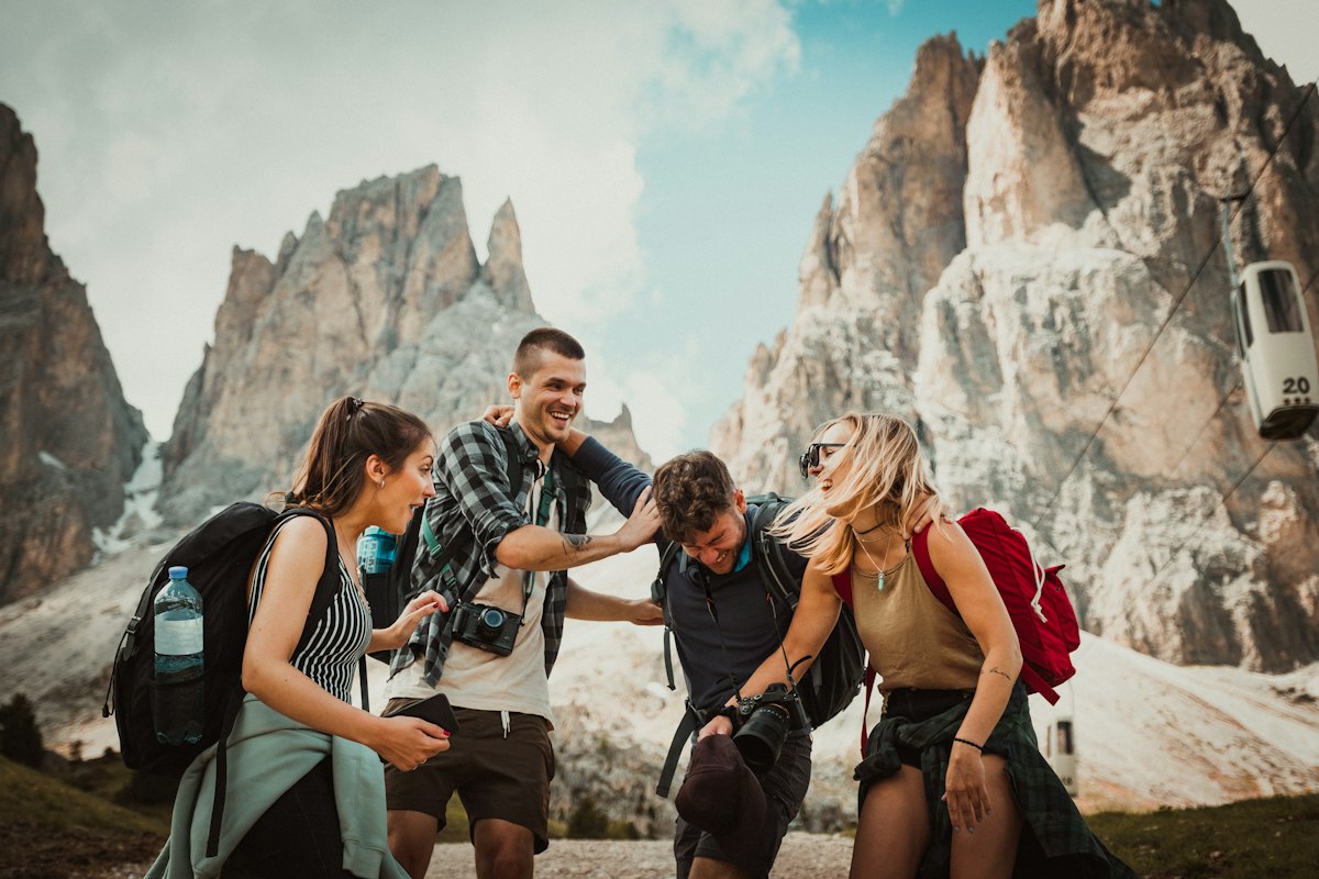 Grupo de personas jóvenes y solteras sonriendo y viajando juntas